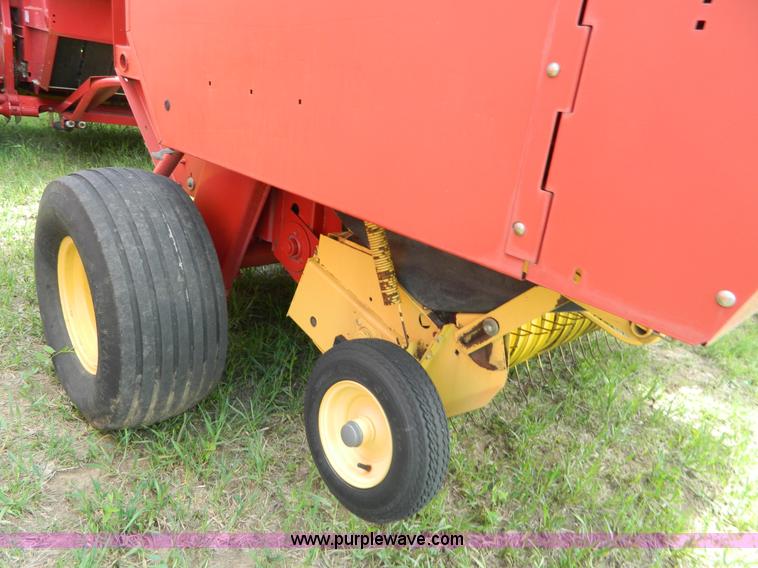 image for item G7864 New Holland 664 round baler