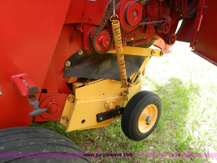image for item G7864 New Holland 664 round baler