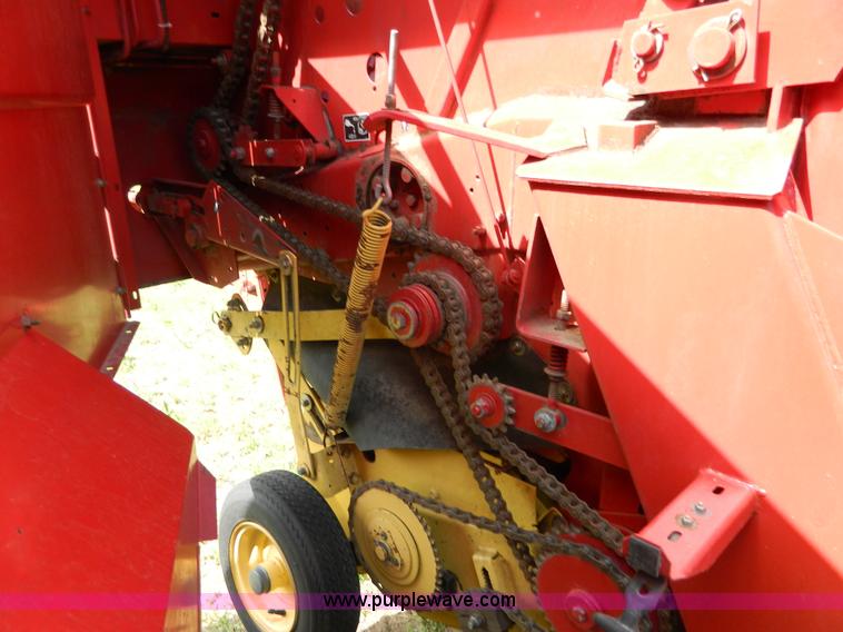 image for item G7864 New Holland 664 round baler