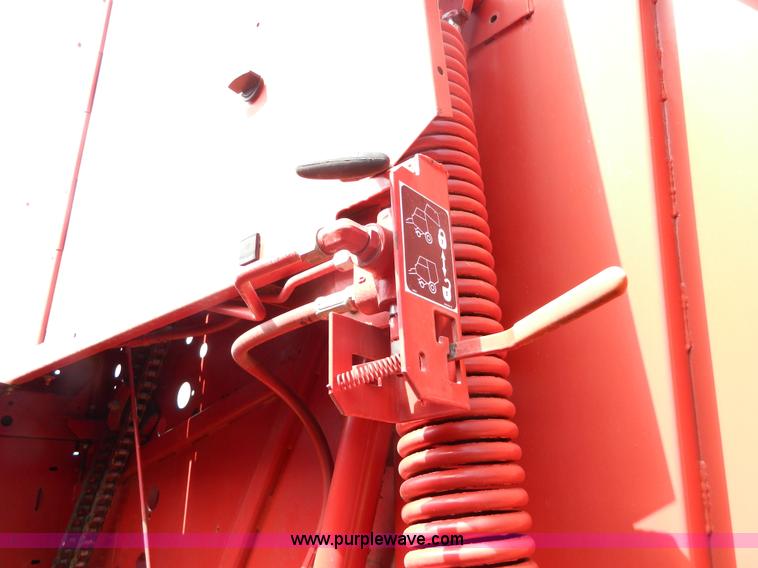 image for item G7864 New Holland 664 round baler