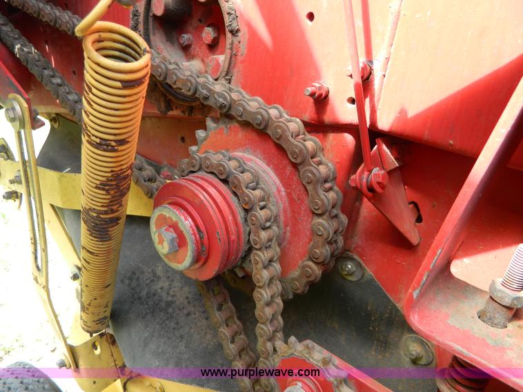 image for item G7864 New Holland 664 round baler