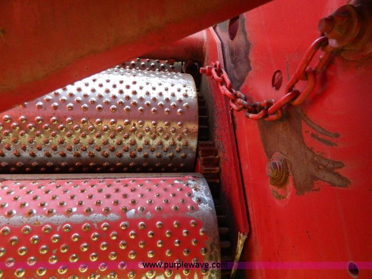 image for item G7864 New Holland 664 round baler