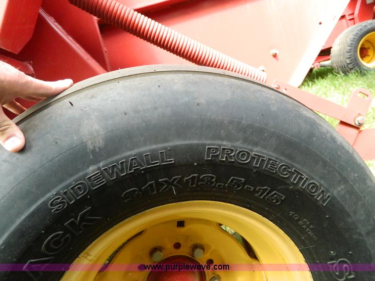 image for item G7864 New Holland 664 round baler