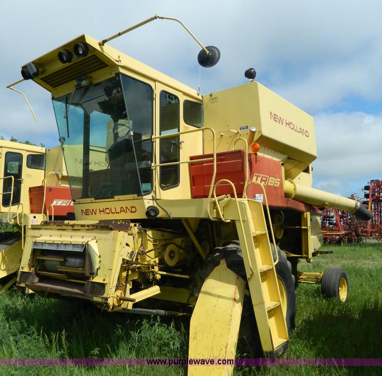 image for item G7866 1983 New Holland TR85 combine