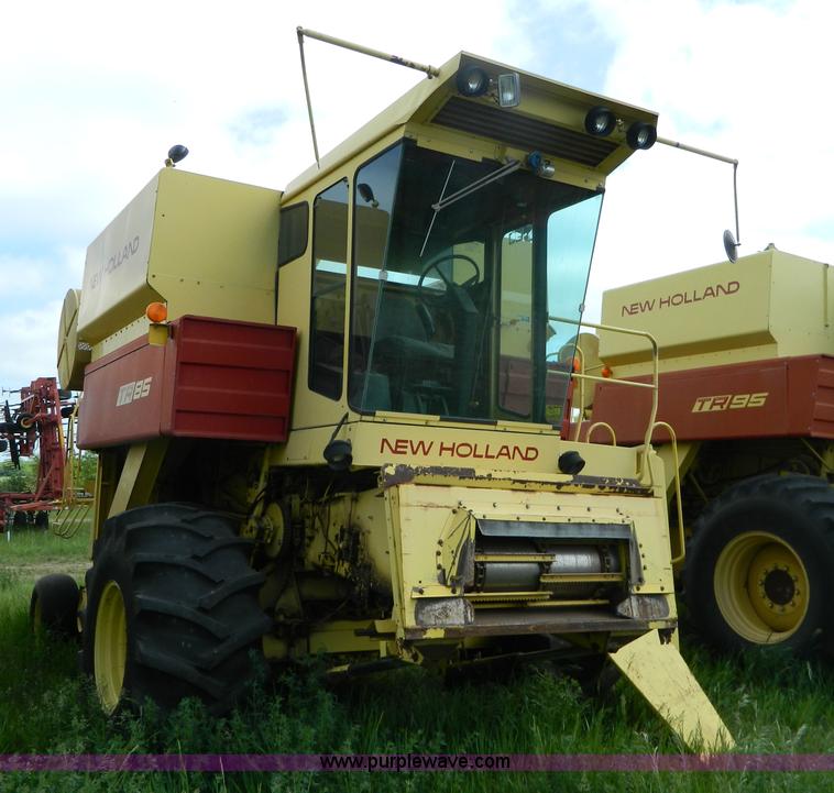 image for item G7866 1983 New Holland TR85 combine