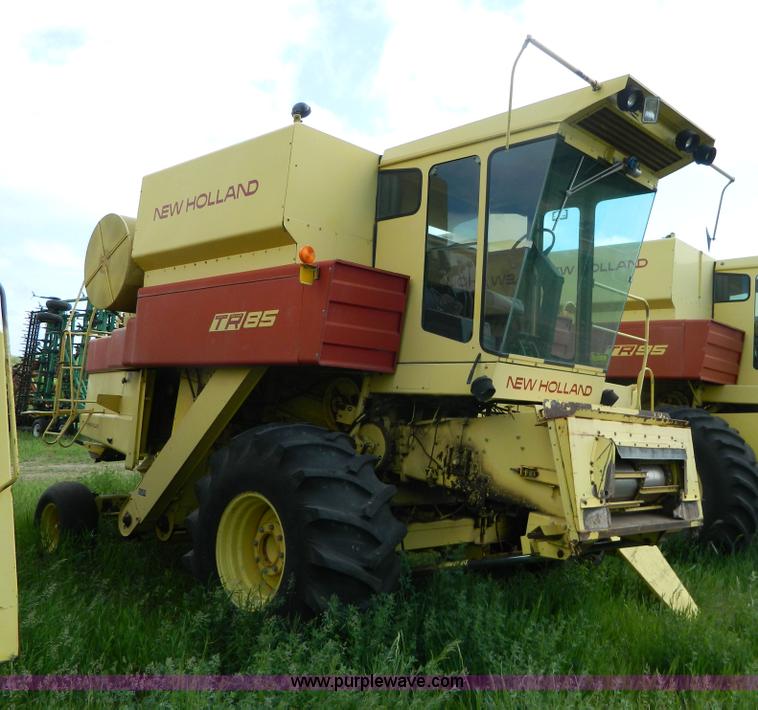 image for item G7866 1983 New Holland TR85 combine