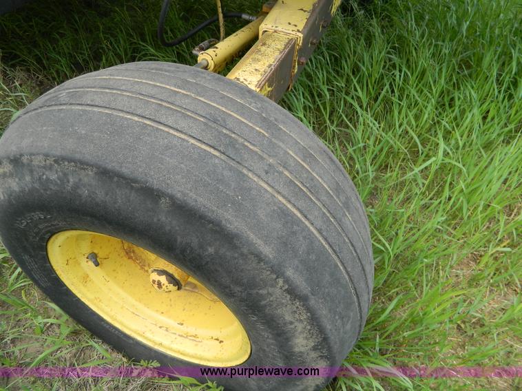 image for item G7866 1983 New Holland TR85 combine