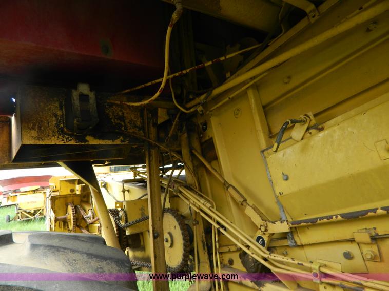 image for item G7866 1983 New Holland TR85 combine