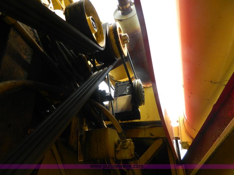 image for item G7866 1983 New Holland TR85 combine