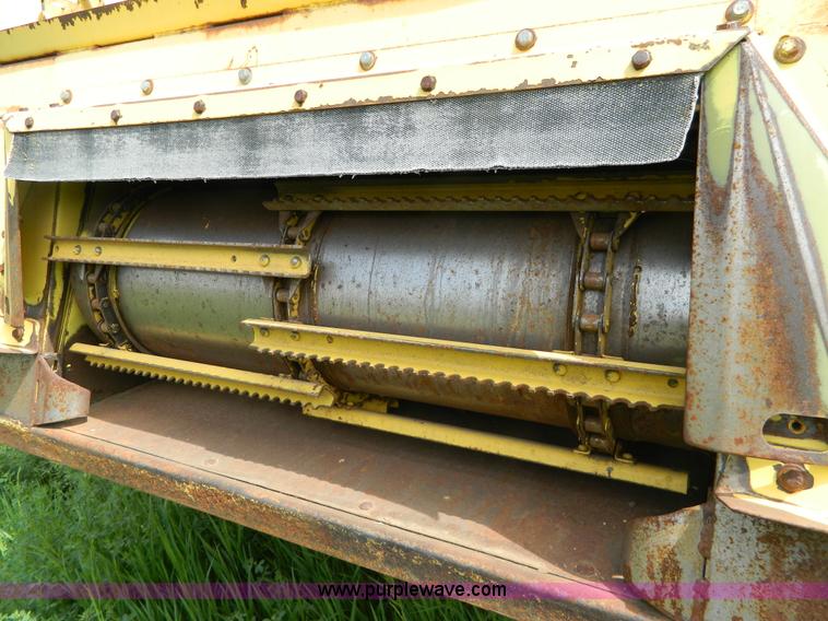 image for item G7866 1983 New Holland TR85 combine