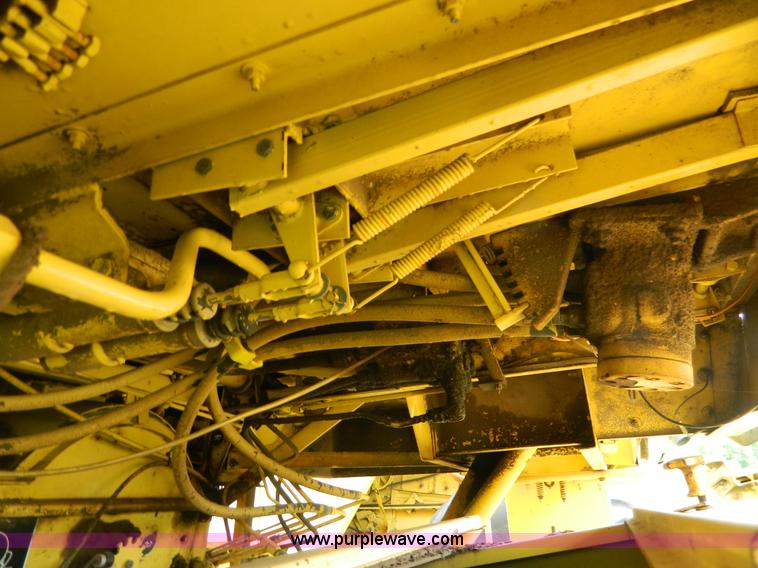 image for item G7866 1983 New Holland TR85 combine