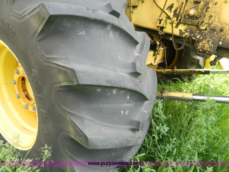 image for item G7866 1983 New Holland TR85 combine