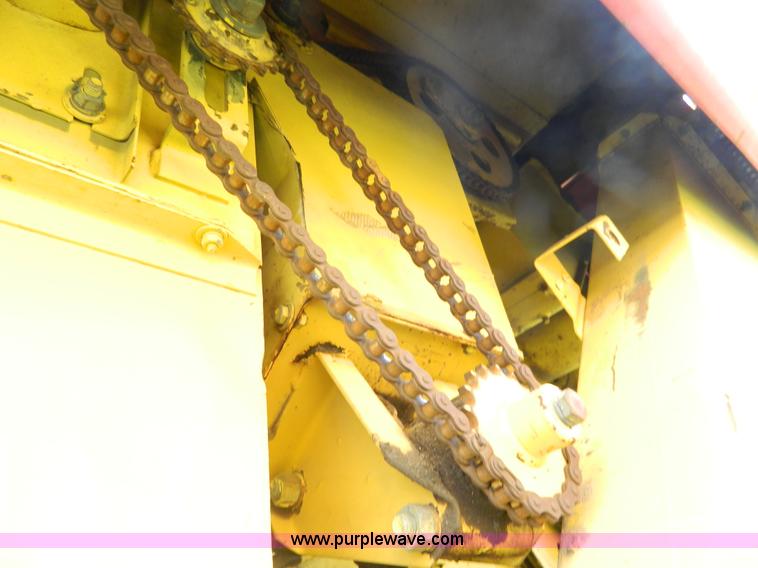 image for item G7866 1983 New Holland TR85 combine