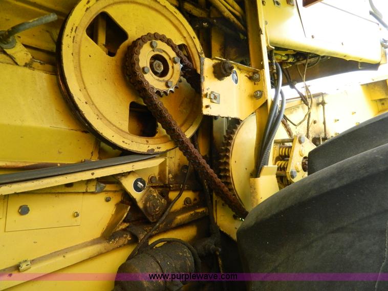 image for item G7866 1983 New Holland TR85 combine