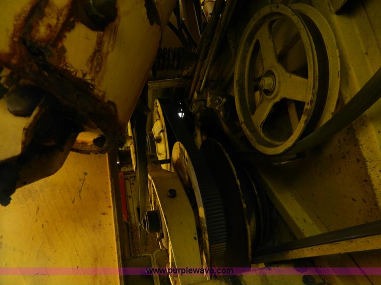 image for item G7866 1983 New Holland TR85 combine