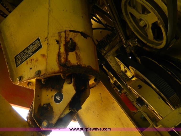 image for item G7866 1983 New Holland TR85 combine