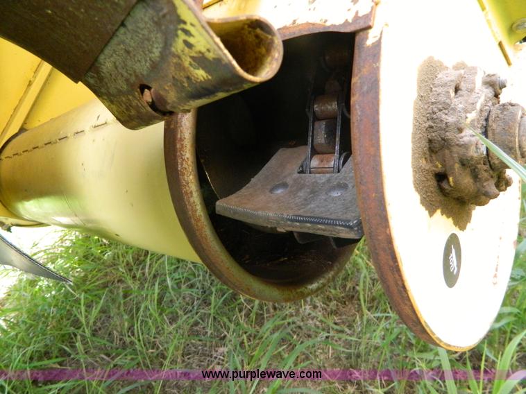 image for item G7866 1983 New Holland TR85 combine