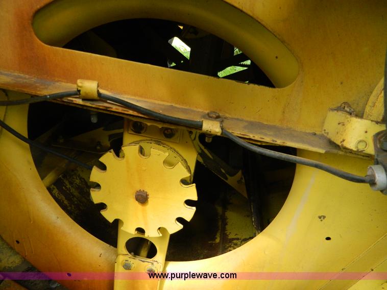 image for item G7866 1983 New Holland TR85 combine