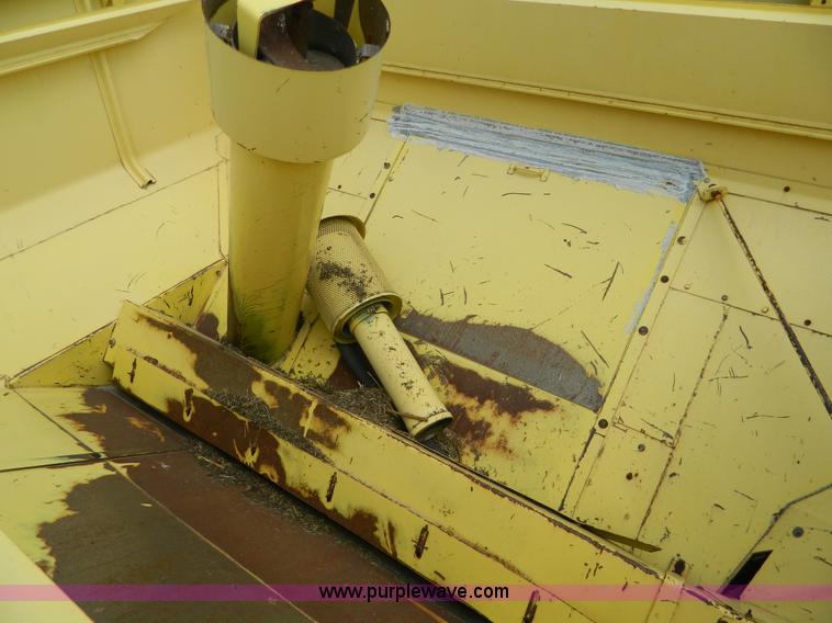 image for item G7866 1983 New Holland TR85 combine