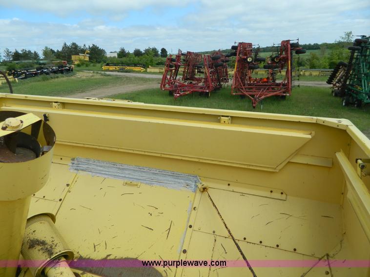 image for item G7866 1983 New Holland TR85 combine