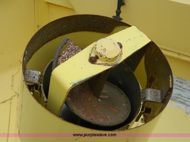 image for item G7866 1983 New Holland TR85 combine