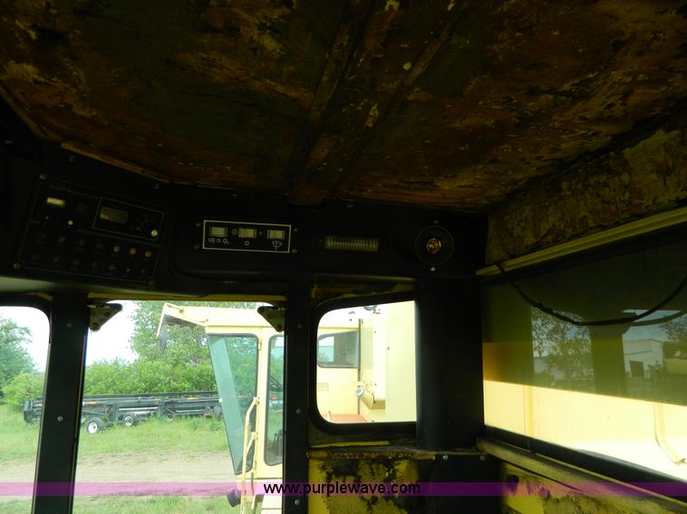 image for item G7866 1983 New Holland TR85 combine