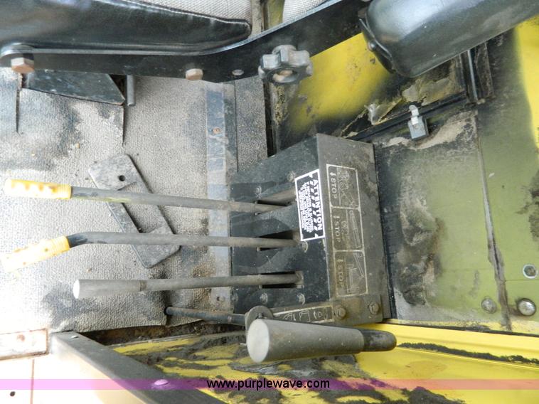 image for item G7866 1983 New Holland TR85 combine