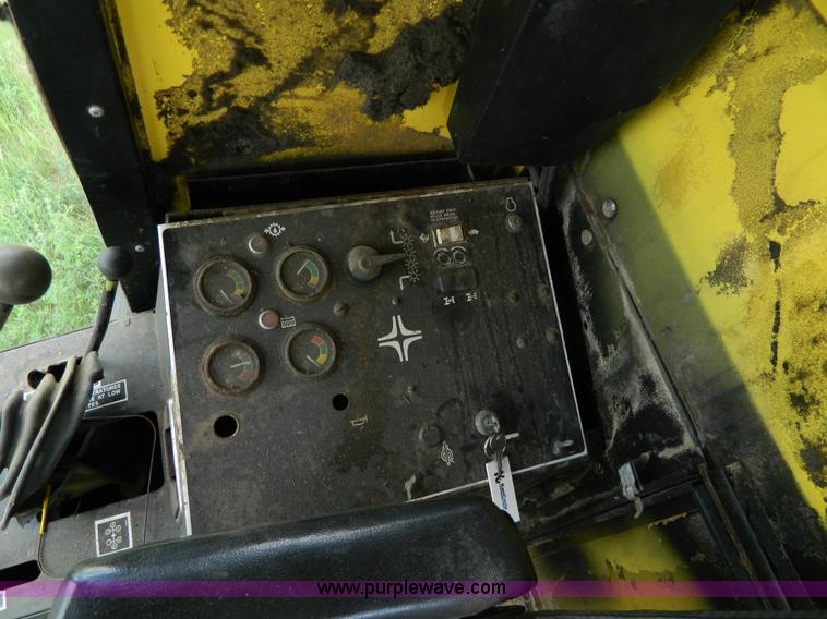 image for item G7866 1983 New Holland TR85 combine