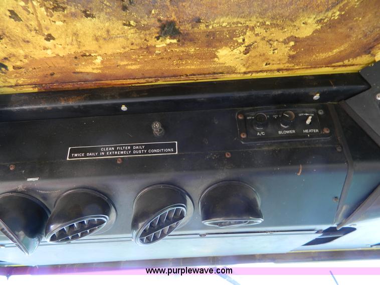 image for item G7866 1983 New Holland TR85 combine