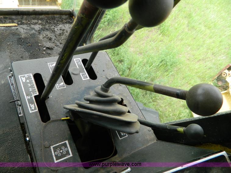 image for item G7866 1983 New Holland TR85 combine