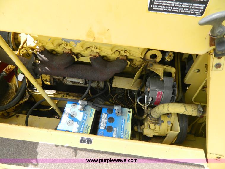 image for item G7866 1983 New Holland TR85 combine