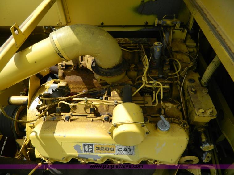 image for item G7866 1983 New Holland TR85 combine