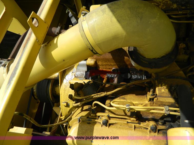 image for item G7866 1983 New Holland TR85 combine