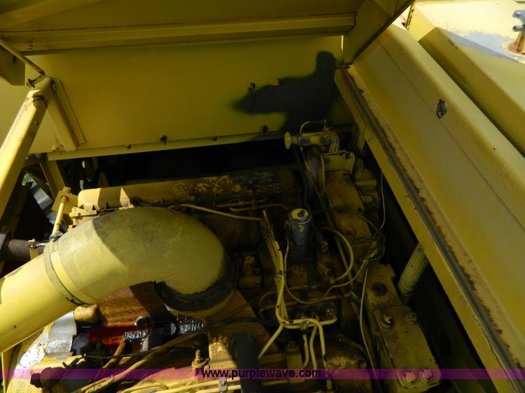 image for item G7866 1983 New Holland TR85 combine