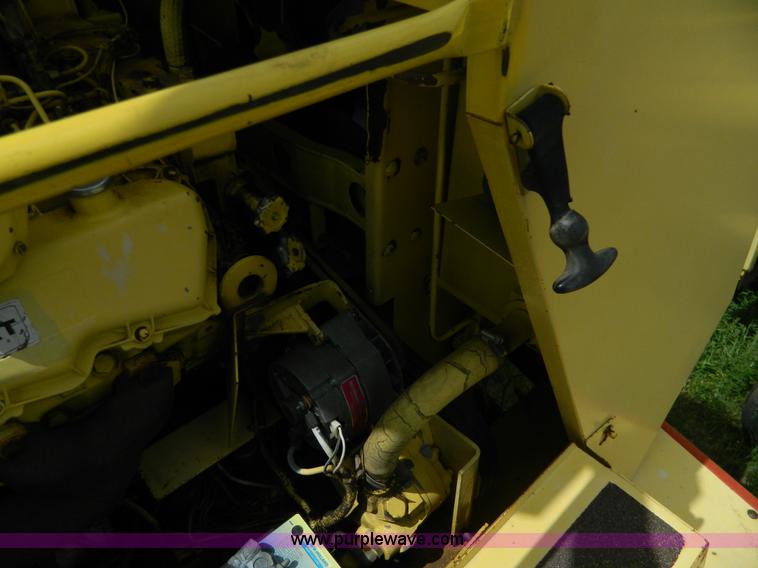 image for item G7866 1983 New Holland TR85 combine