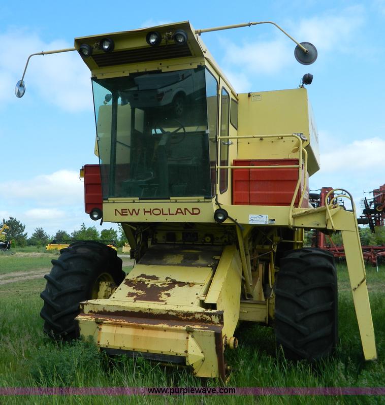 image for item G7867 1987 New Holland TR85 combine