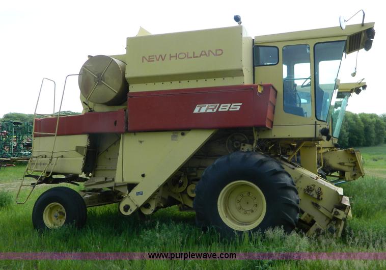image for item G7867 1987 New Holland TR85 combine