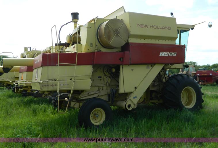 image for item G7867 1987 New Holland TR85 combine