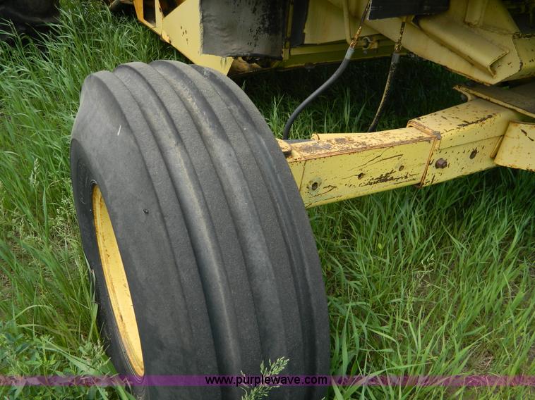 image for item G7867 1987 New Holland TR85 combine