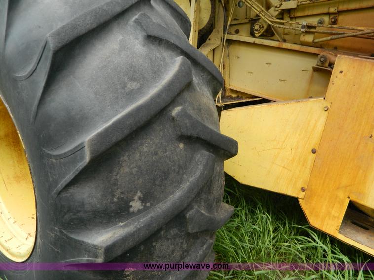 image for item G7867 1987 New Holland TR85 combine