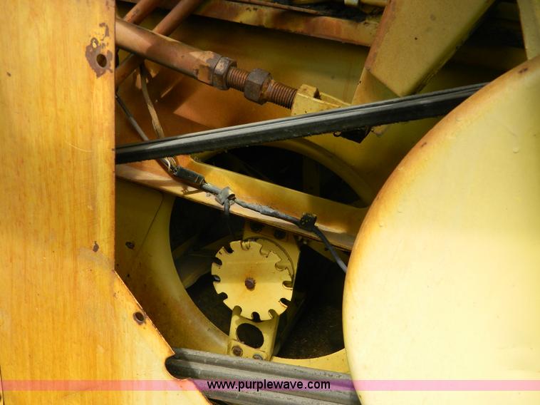 image for item G7867 1987 New Holland TR85 combine