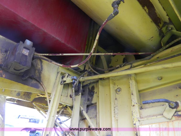 image for item G7867 1987 New Holland TR85 combine