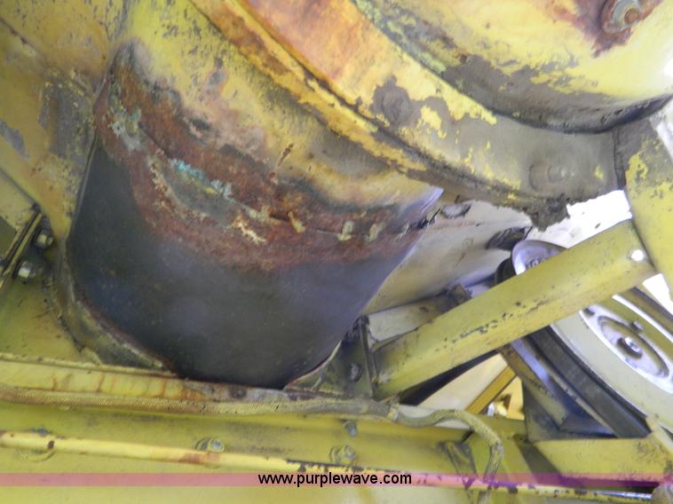 image for item G7867 1987 New Holland TR85 combine