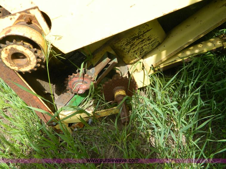 image for item G7867 1987 New Holland TR85 combine