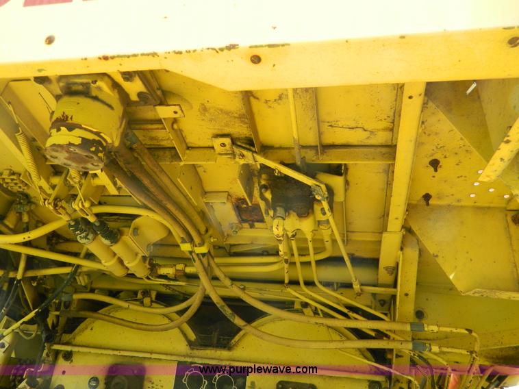 image for item G7867 1987 New Holland TR85 combine