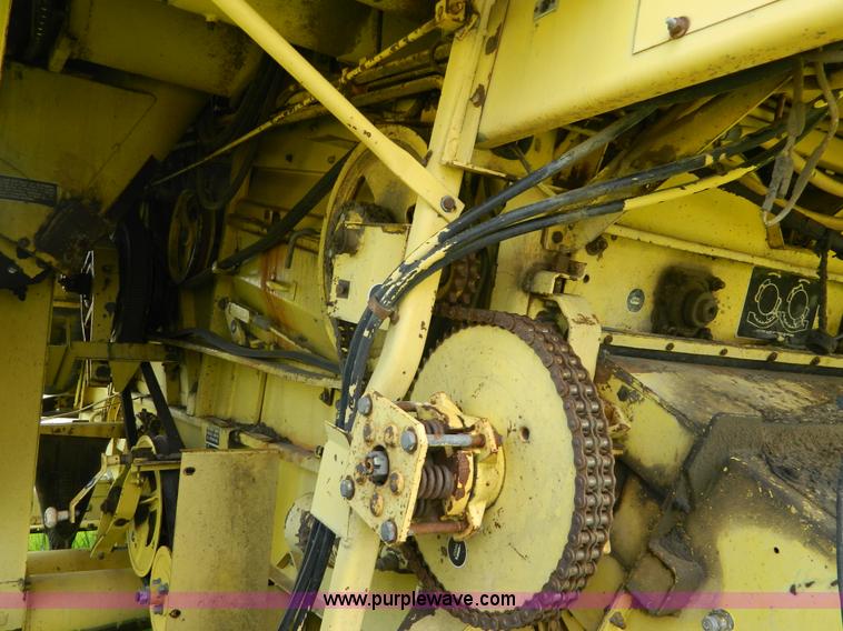 image for item G7867 1987 New Holland TR85 combine