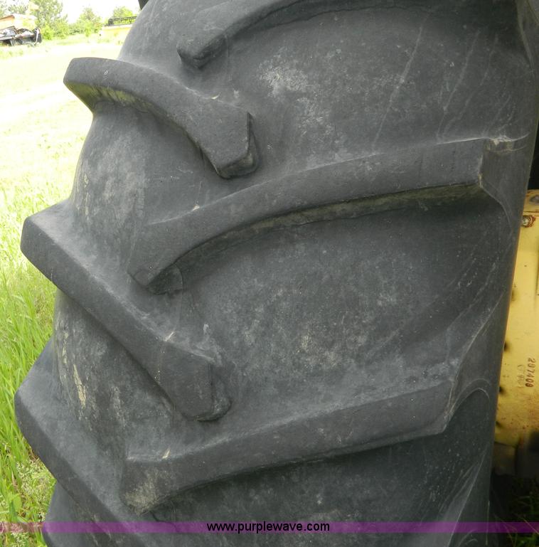 image for item G7867 1987 New Holland TR85 combine