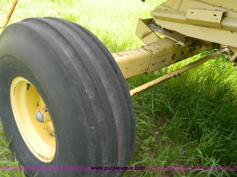 image for item G7867 1987 New Holland TR85 combine