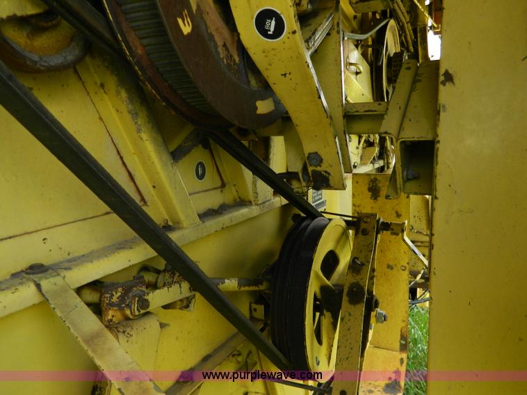 image for item G7867 1987 New Holland TR85 combine
