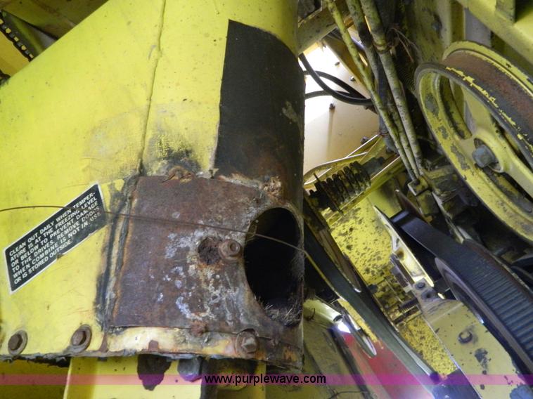 image for item G7867 1987 New Holland TR85 combine